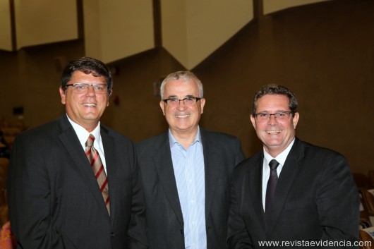 Os vice-presidentes, da FENACTUR Mario Lobo Filho e da AVIANCA Linhas Aéreas Tarcísio Gargioni, com Roberto Wagner da diretoria da GOL Linhas Aéreas.