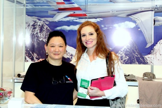 no stand da American Airlines do departamento comercial Julia Yamaniski recebendo a Jornalista curitibana Carolina Leal.