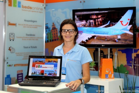 No stand da BEDSONLINE do MKT do Brasil, Giovana Gaspari.