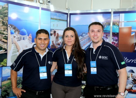 No stand da MSC Cruzeiros, Vitor Spirandelli com Marilene Campos e Cristian Carneiro, executivos de contas e promoção.