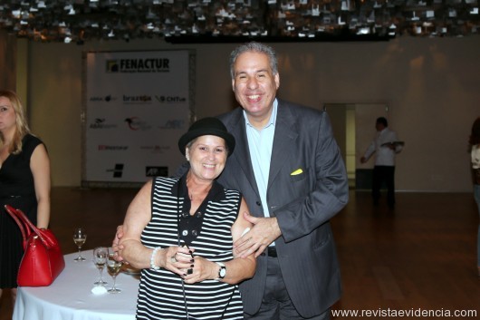 Os professores da Aregala-Brasil, Carmen Guarize e Celso dos Santos Silva.