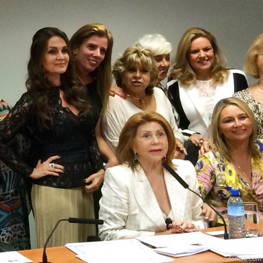 Adelina Alcântara Machado ladeada por mulheres empresárias