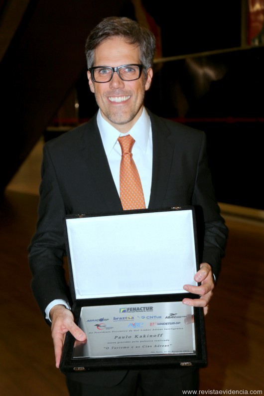 Palestrante, Paulo Sérgio Kakinoff, jovem executivo de sucesso que assumiu  o cargo de Diretor-Presidente da Gol Linhas Aéreas Inteligentes em julho de 2012,com a placa comemorativa  e de agradecimento pela palestra realizada.