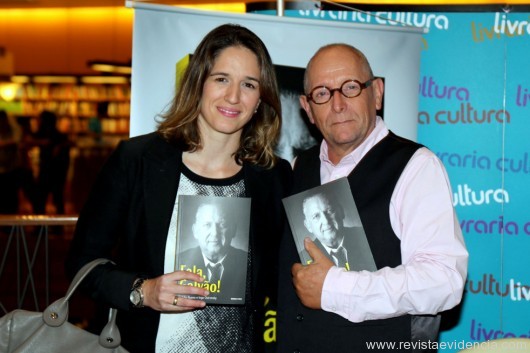 A piloto internacional de F Indy Bia Figueiredo com o Jornalista Ingo Ostrovsky que assinou o livro em parceria com o amigo, Galvão.
