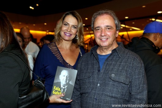 A atriz global Patrícia Naves com o jornalista Reginaldo Leme, companheiro de bancada do Galvão, nas corridas automobilísticas.