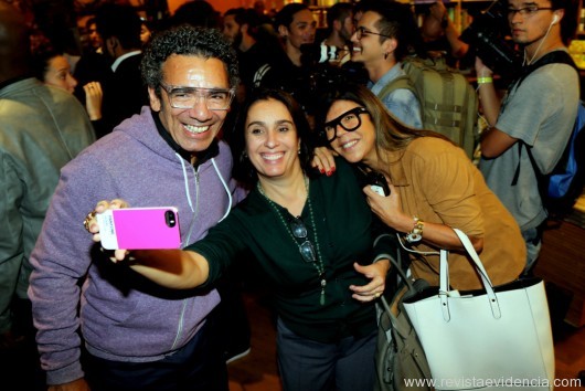 Na famosa Self o cantor Simoninha com a Editora Chefe da revista QUEM, Andrea Dantas e amiga.