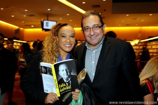 A cantora Leilah Moreno com o apresentador de TV Encontro de Craques, Beto Saad.