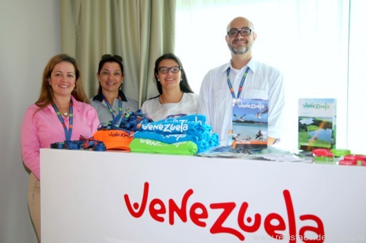 No stand da Venezuela da Hovertour o presidente Fabian Rimmaudo com Gabriela Materamo, Yonnhy Meza e Marisela Gonçalves.