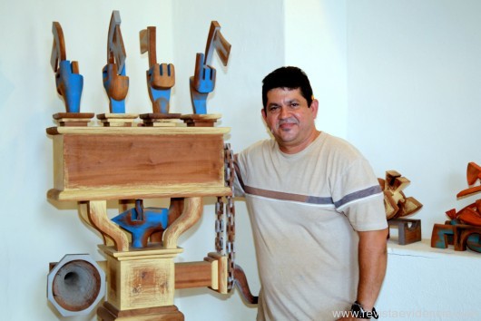 No estúdio e galeria o escultor o cubano Magdiel Almanza com suas esculturas de madeira conhecidas no mundo todo.