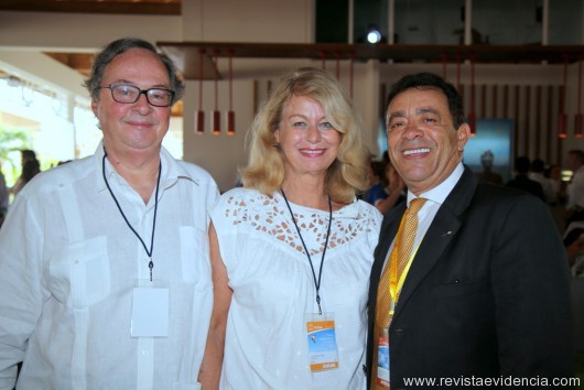 O embaixador do Brasil em Cuba, Cesário Melantonio Neto com a esposa Ilona e o presidente da Sanchat Tour, Roberto Silva.