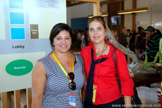 A diretora da Sanchat Tour Cristiane Silva com o presidente da Cubanacan Mercedes Mesa na abertura do evento. 