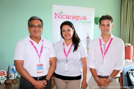 No stand da Nicaragua, Jorge Miranda presidente da AnyWay Travel com Junieth Dávila e Pablo Argola.