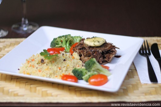 Cordeiro braseado desfiado com manteiga de ervas, couscous marroquino, tomate cereja confit e brócolis ao alho