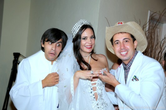 O noivo o apresentador da RedeTV Thiago Rocha  e a noiva Cosete Gomes com o padre Silvio.
