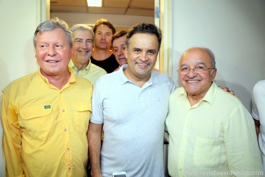 O prefeito de Manaus Arthur Virgilio Neto com o senador Aécio Neves e o Governador do Amazonas José Melo recebendo no camarote oficial do Bumbodromo.