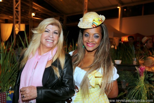 A produtora Adela Villas Boas e a cantora Fernanda Nunes, vestida a caráter na festa.
