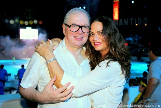 Presença do mega empresário Lírio Parisotto com a namorada o modelo internacional Luisa Brunet.