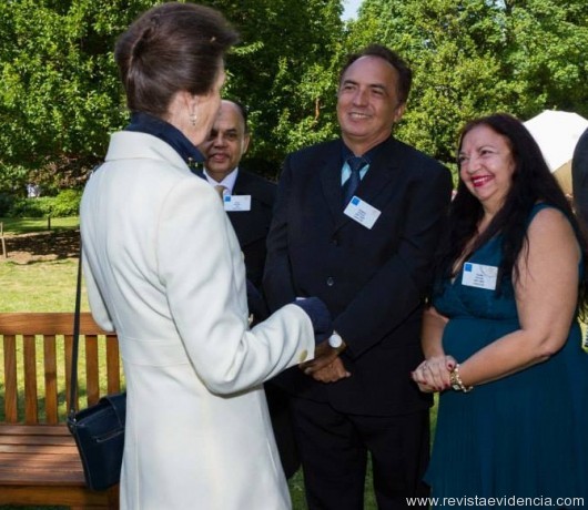 Princesa Anne da Inglaterra cumprimenta Rogerio e Yluska Almeida (Foto: Bradley Falstead)