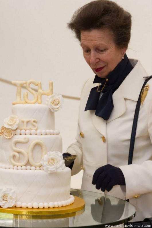 A princesa Real Anne corta o bolo de aniversário (50 anos) da International Students House (ISH) em Londres (Foto: Bradley Falstead)