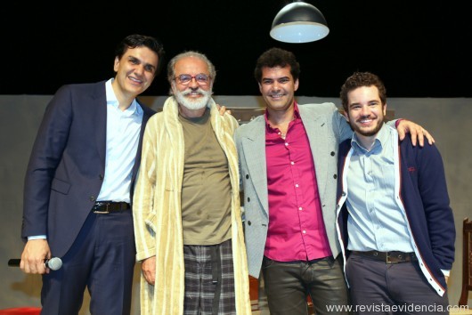 No teatro Nair Bello, noite de lançamento da peça O Semeador, o escritor e autor Gabriel Chalita, o ator Genézio de Barros com o diretor Hudson Glauber e o ator Thiago Mendonça.