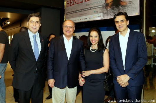 O presidente do Banco BRADESCO, Luiz Carlos Trabuco com o  casal o governador do estado de são Paulo, Lu e Geraldo Alckmin e o escritor e autor Gabriel Chalita da peça.