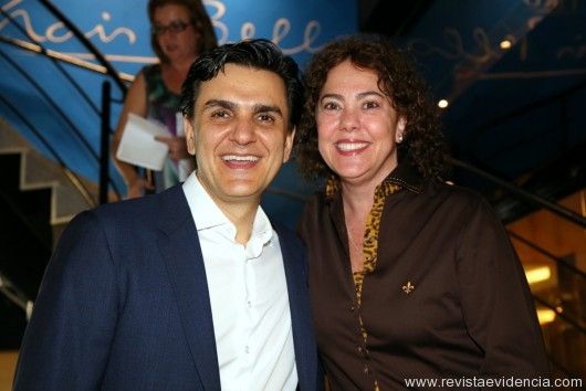 A responsável pela assessoria de imprensa da peça Selma Morente com o escritor e autor Gabriel Chalita.