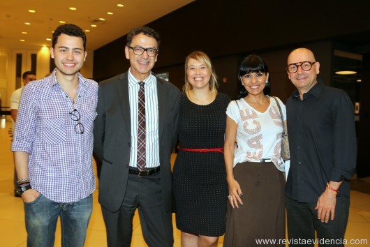 A família Ventura, Felipe e seus pais Debora e Francisco emolduram o secretario da Cultura do estado de são Paulo Marcelo Araújo e a sua chefe de gabinete Marilia Marton.