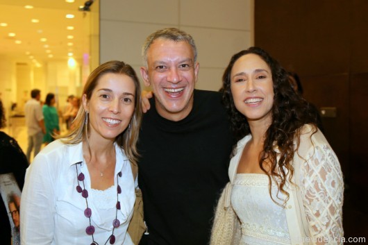 A jornalista Dani Busto com o ator Wilson dos Santos e Veridiana Toledo.