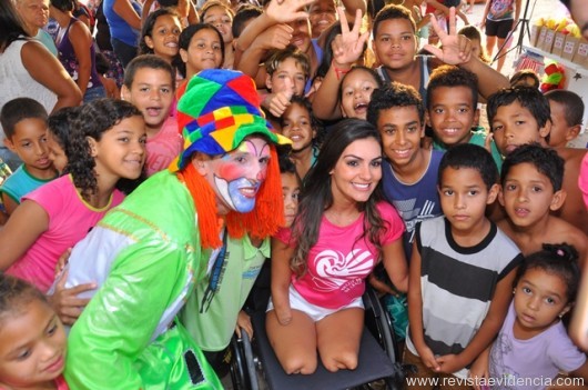 Deputada Thaise Guedes leva alegria às crianças dos bairros Santa Amélia e Bebedouro