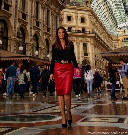 Cláudia Métne na Galeria Vittorio Emanuele em Milão