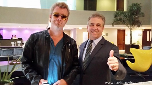 Magne Furuholmen, tecladista da banda a-HA, ao lado de Percio Mello Jr., gerente de vendas do hotel Meliá Brasil 21.