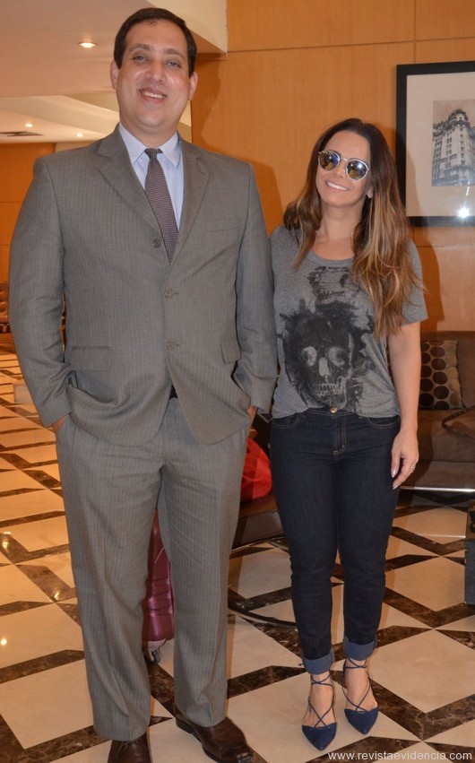 Vinícius Corrêa, gerente geral do hotel TRYP Jesuíno Arruda ao lado da atriz Viviane Araújo.
