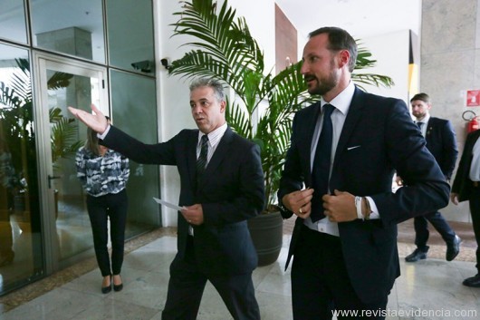 Haakon Magno, Príncipe da Noruega sendo recebido por Percio Mello Jr, gerente de vendas do Meliá Brasil 21