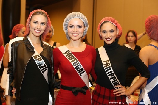 Nos bastidores do concurso, se preparando para a passarela, a Miss Brasil Marthina Branft e a de Portugal Emília Rosa Araújo e a das Filipinas Pia Alonzo Wurtzbach, eleita Miss Universo 2016.