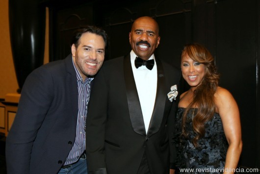 O Mister Brasil Universo Ralf Santos com o casal, o apresentador do evento Steve Harvey e a sua esposa, Marjorie Brigdges.