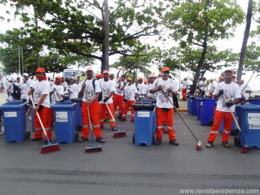 Garis da Viva Ambiental desfilam na prévia carnavalesca deste sábado
