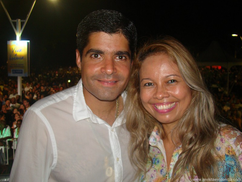 O prefeito ACM Neto e a jornalista e colunista social Yin yee Carneiro na solenidade de entrega do bairro Rio Vermelho requalificado no registro do consagrado fotógrafo Sun Sun.