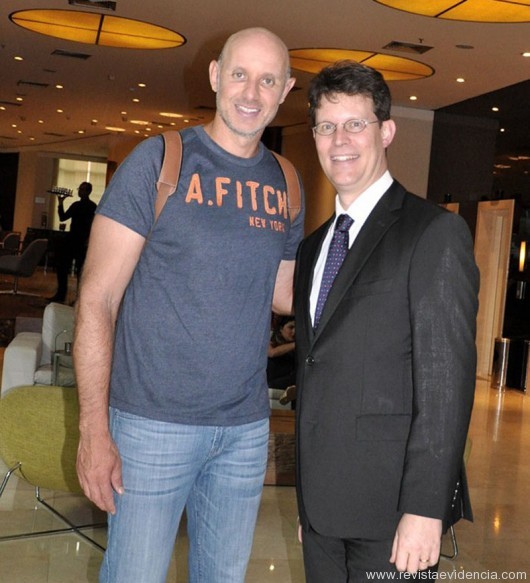 Johannes Bayer, gerente geral do hotel Meliá Jardim Europa, ao lado do jogador de voleibol Tande.