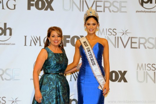 No Hotel Resort and Casino Planet Hollywood em Las Vegas, a Miss Filipinas, Pia Alonzo Wurtzbach, eleita Miss Universo 2016 com a presidente da Organização do Miss Universo, Paula Schugart, na coletiva de imprensa.