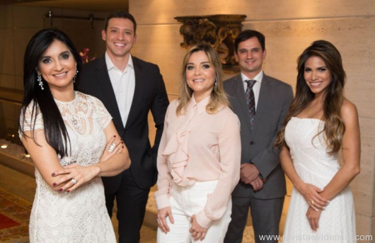 Da esquerda para a direita: Ana Malta, dermatologista; Sávio Cardoso, médico que atua na área de nutrologia e longevidade; Patricia Oliveira, cardiologista, Felipe Mendonça, cirurgião plástico e Camila Duarte, nutricionista (Foto: Gustavo Sarmento)