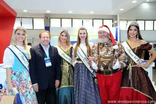 O estado de Santa Catarina com o presidente da SANTUR Waldir Walendowsky, com as rainhas das festas típicas do estado, Jaqueline Jasper (femarreco), Isabela Cabral e Kaina Luiz com Daniela Morsch e o Papai Noel Jackson da Magia de Natal