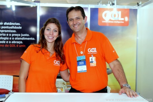 No stand da Gol Linhas Aéreas Inteligentes Fernanda Ghenov e o executivo comercial Arnaldo Valenhes Jr