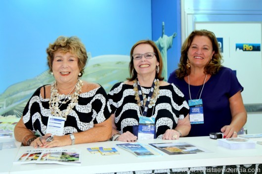 No stand da cidade  do Rio de Janeiro Ester Kestenbaum, Clea Regina Cortez e Marcia Pessoa do Rio Convention&VB.