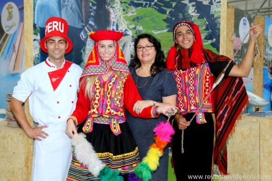 No Stand do PERU, do ministério do Turismo Milagros Koepke e sua equipe 