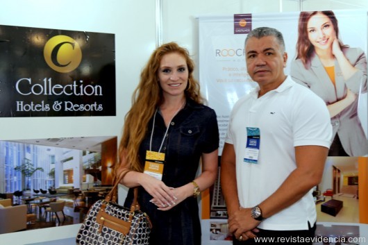 No stand da Collection Group o diretor Carlos Nascimento recebendo a jornalista Carolina Leal.