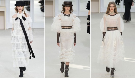 Chanel. Os femininos vestidos brancos com rendas e babados ganharam um bem-vindo toque dark com os detalhes em couro trançado e a combinação com luvas e botas!