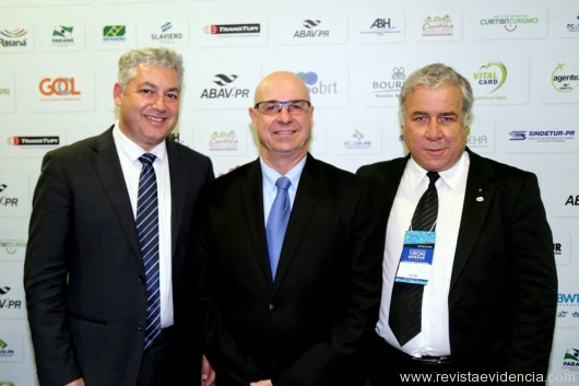 O secretario de Esporte e Turismo do estado do Paraná, Douglas Fabrício com Roberto Bacóvis, presidente da ABAV-PR e Manoel Jacó Gimennes, presidente da Paraná Turismo.