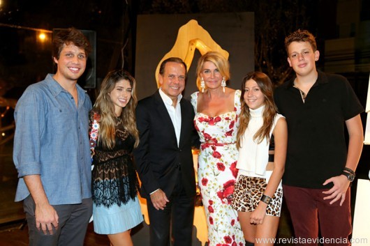 O casal João Doria Jr e Bia Doria com os filhos Jhonny e a namorada Isabella Pohl e os irmãos a caçula Carolina e Felipe Doria.