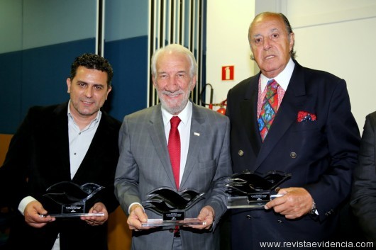 Homenageado da ABAV Paraná, o superintendente da Itaipu Binacional, Gilmar Piolla, o presidente da  FECOMERCIO-PR, Darci Piana e o presidente da Fenactur,  Michel Tuma Ness.