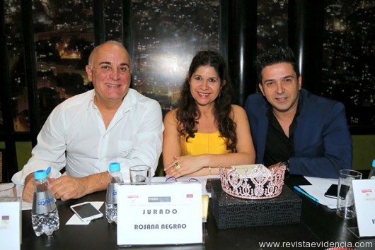 O sapateiro de famoso Fernando Pires com a designer de joias Rosana Negrão com o estilista Israel Valentin.